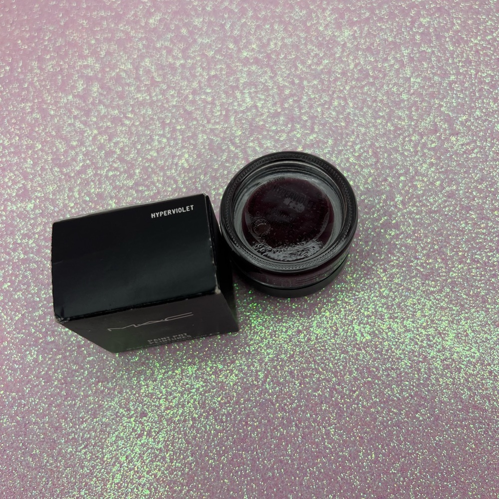 Mac Cosmetics, Paint pot in color “Hyperviolet”